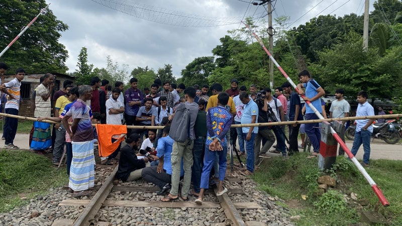 ৮ ঘণ্টা পর রেলপথ ছাড়ল রাবি শিক্ষার্থীরা, ট্রেনের শিডিউল বিপর্যয়