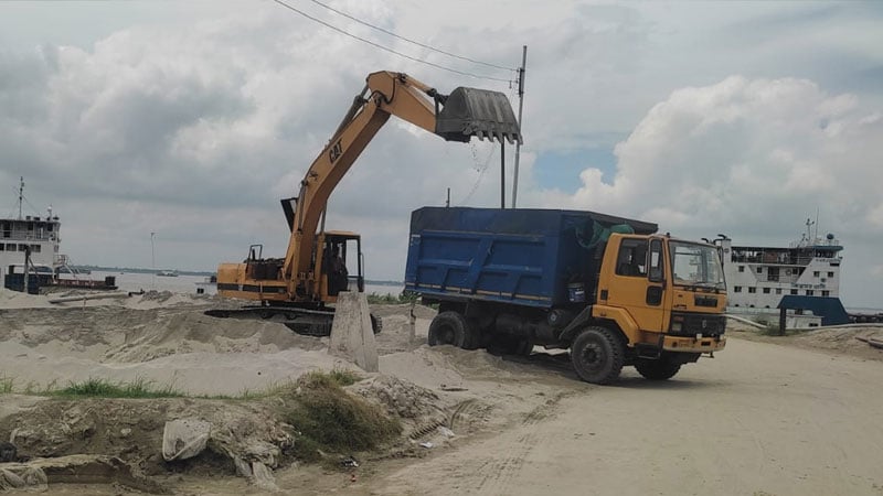 অবৈধ বালুর ব্যবসা, ঝুঁকিতে বন্দর