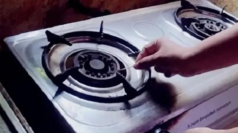 বাড়িতে জ্বলে না চুলা, থমকে গেছে শিল্প উৎপাদন