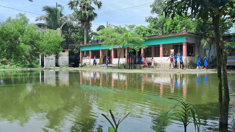 বছরের ছয় মাসই পানিতে ডুবে থাকে স্কুলের মাঠ