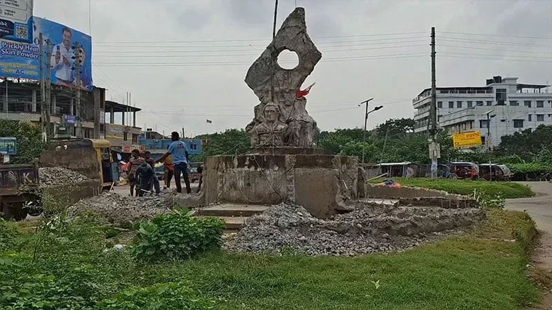 বীরশ্রেষ্ঠ হামিদুর রহমানের ভাস্কর্য অপসারণের চেষ্টার প্রতিবাদে তীব্র ক্ষোভ-নিন্দা