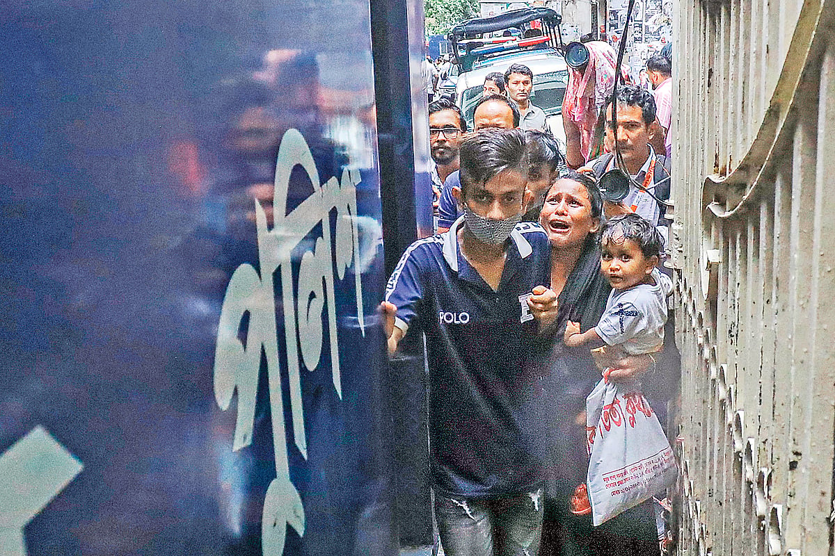 ব্লক রেইড, গণগ্রেপ্তার, ডিবি তুলে নেয় সমন্বয়কদের