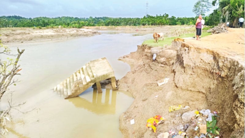 বর্ষণ-ঢল এলেই উপচে পড়ে কাচালং নদী