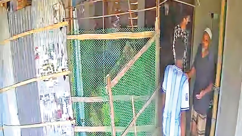 চাঁদা না পেয়ে ব্যবসায়ীর ভবনে ভাঙচুর, গুলি