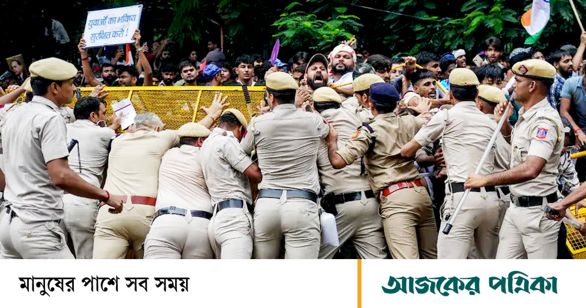 দিল্লিতে সংসদ অভিমুখে ককরোচদের বিক্ষোভ মিছিলে পুলিশের টিয়ার গ্যাস ও লাঠিপেটা