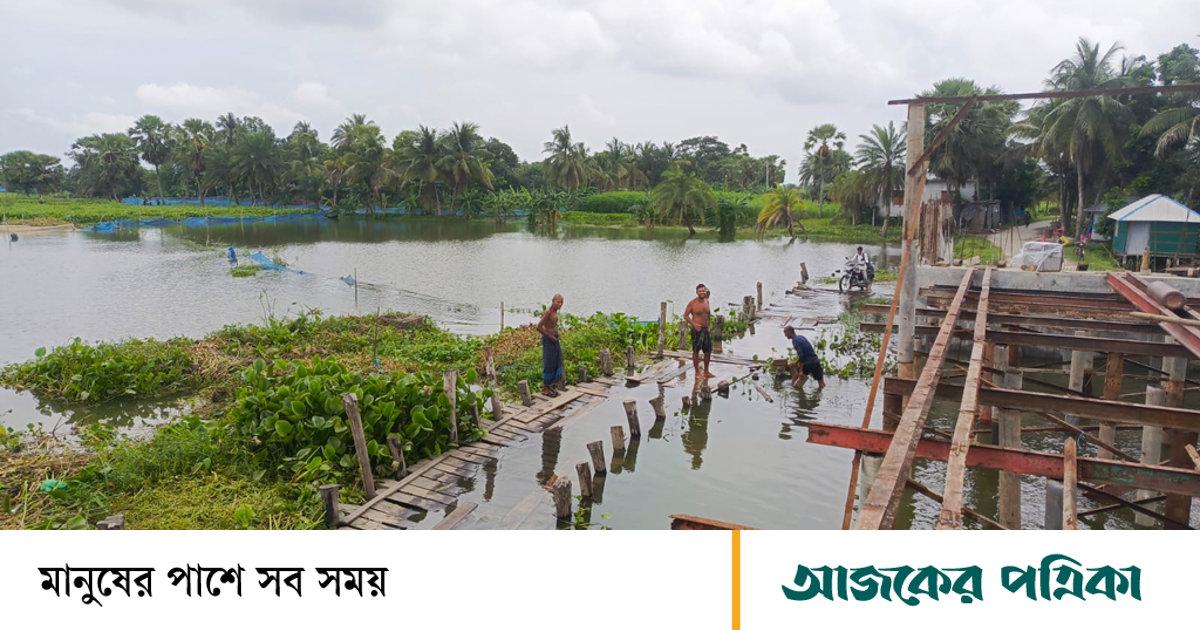 দুই বছরেও শেষ হয়নি সেতুর নির্মাণকাজ, পারাপারের একমাত্র সাঁকোটিও তলিয়ে
