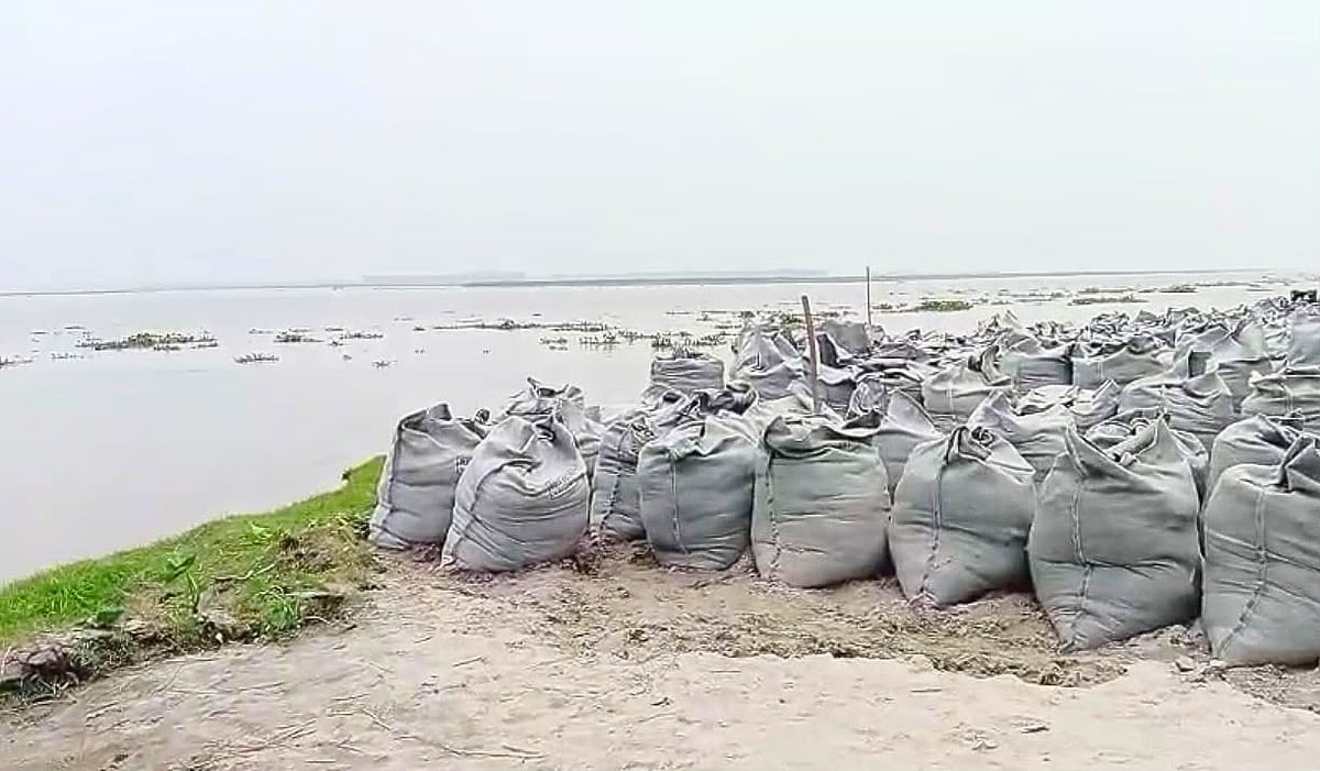 জিও ব্যাগে বন্ধ হলো নদীভাঙন, রক্ষা পেল তিন শতাধিক পরিবার ও শিক্ষাপ্রতিষ্ঠান