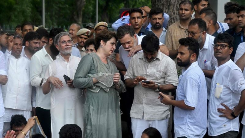 জন্মদিনের মধ্যাহ্নভোজ হঠাৎ গড়ায় মোদির পদত্যাগ দাবির বিক্ষোভে