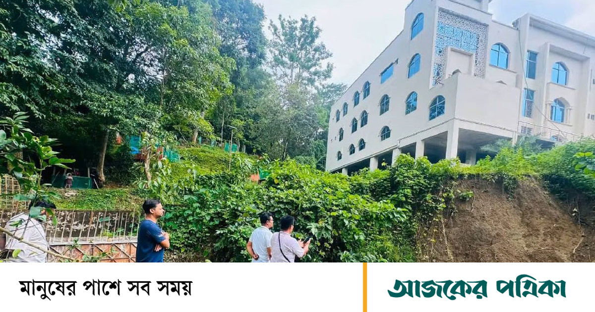 কাপ্তাইয়ে পাহাড়ি ঢলে ভাঙনের মুখে কবরস্থানের সড়ক, ঝুঁকিতে মডেল মসজিদ
