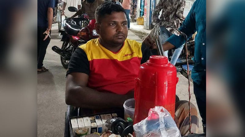 কারখানায় বিস্ফোরণে পা হারিয়ে পথে পথে ফেরি