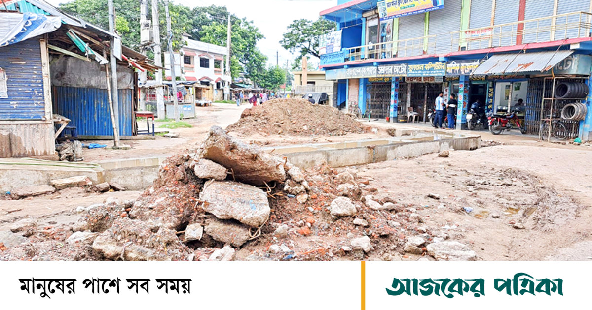 মহেশপুর পৌরসভা: সড়ক-নালা সংস্কারকাজে
ধীরগতি, বাড়ছে দুর্ভোগ