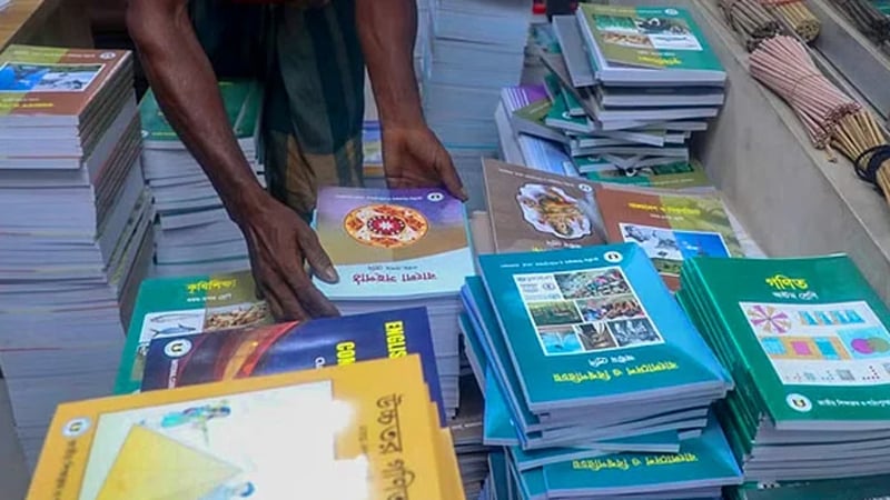 নতুন চার পাঠ্যবই এবং শিক্ষাক্রমের প্রশ্ন