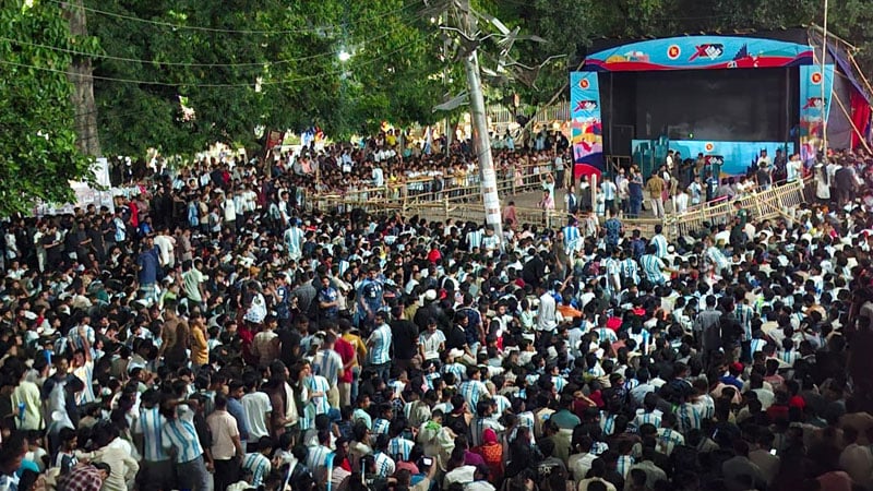 ফুটবল উন্মাদনায় সমর্থকদের উল্লাস