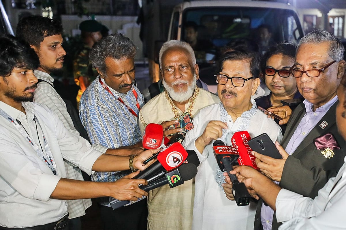 প্রধানমন্ত্রীর সঙ্গে মিত্র দলগুলোর নেতাদের বৈঠকে কী আলোচনা হলো, মান্না যা বললেন