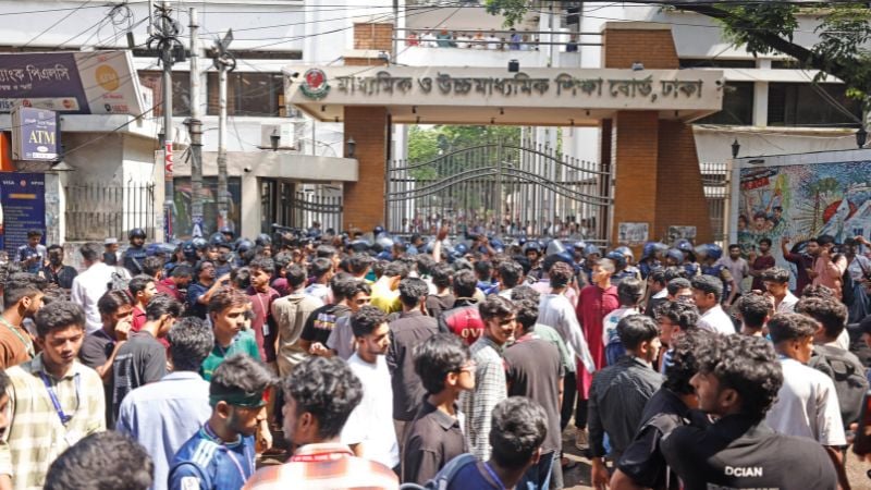 পরীক্ষা শেষে সচিবালয় অভিমুখে ‘লংমার্চ’ শিক্ষার্থীদের