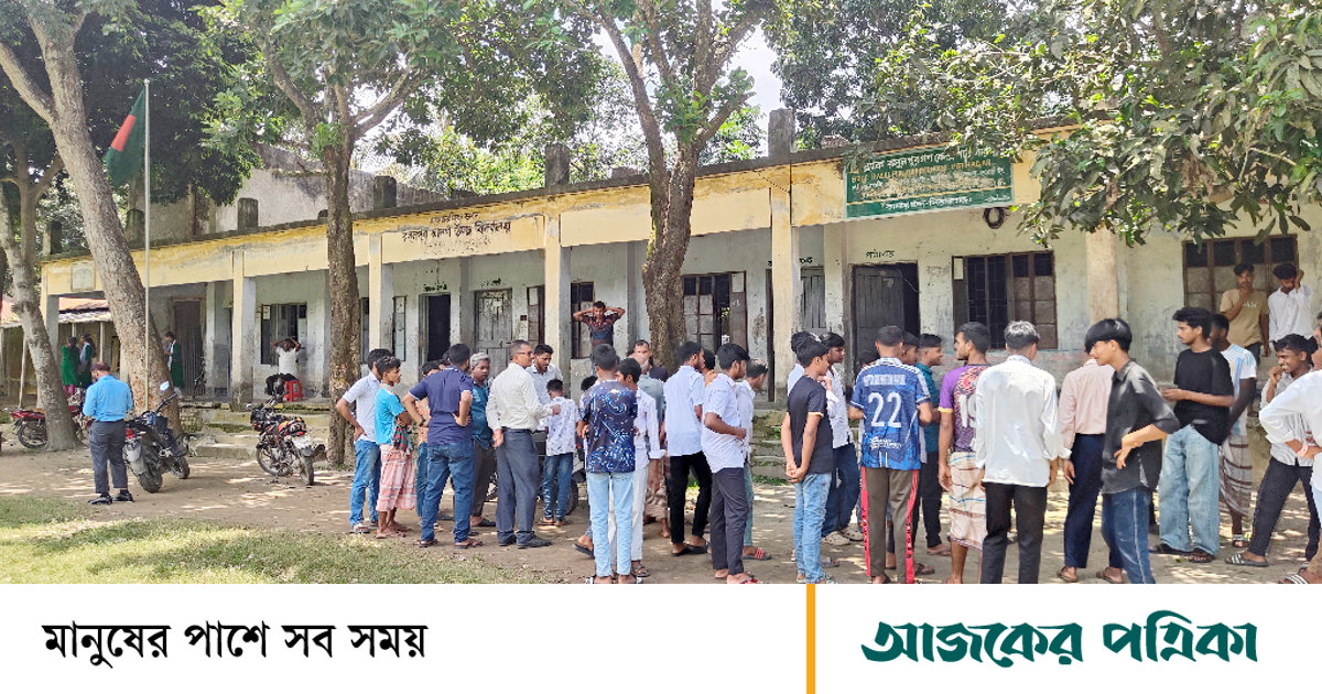 প্রশ্নপত্রে ভুলসহ নানা অভিযোগ, প্রধান শিক্ষকের পদত্যাগ দাবিতে বিদ্যালয়ে তালা ঝোলাল শিক্ষার্থীরা