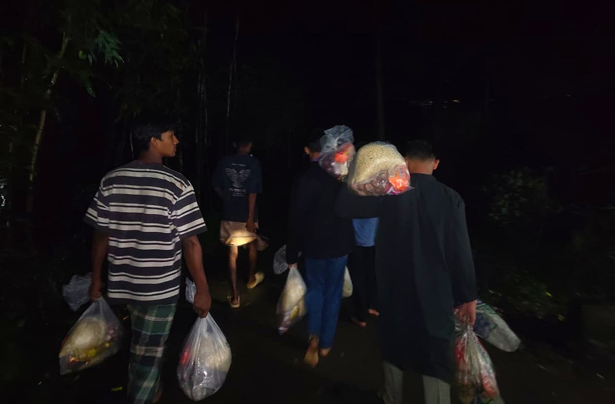 পটিয়ায় বন্যায় ক্ষতিগ্রস্ত ব্যক্তিদের মুখে হাসি ফোটালেন বন্ধুরা