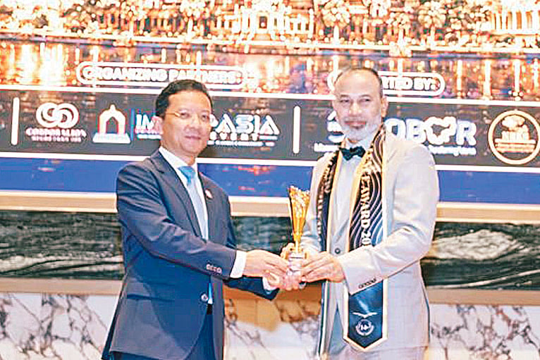 পুরস্কার পেলেন ইলেক্ট্রো মার্টের নুরুল আফছার