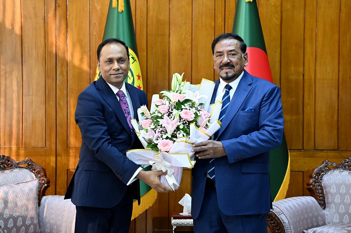 রাষ্ট্রপতির দায়িত্ব গ্রহণ করায় স্পিকারকে ফুলেল শুভেচ্ছা