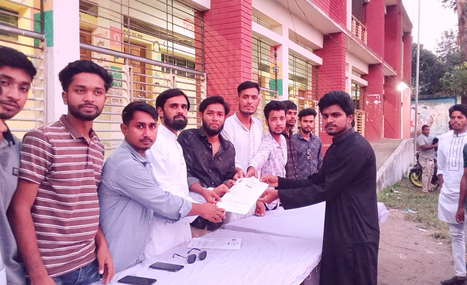 সালথা ছাত্রদলের নতুন নেতৃত্ব নির্বাচনে মনোনয়ন ফরম বিতরণ