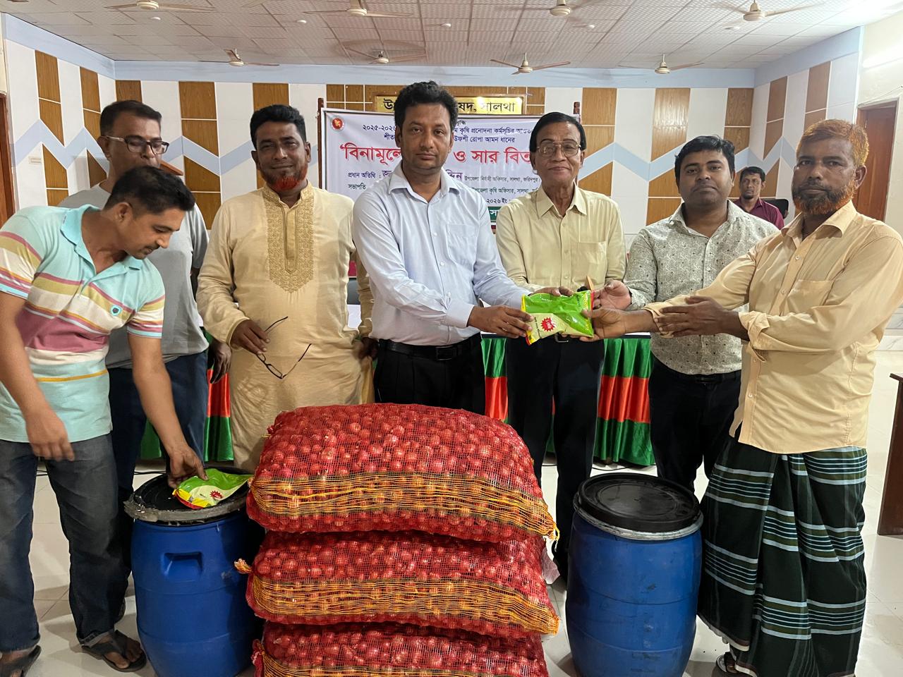 সালথায় কৃষি প্রণোদনায় ২ হাজার ৪৩০ কৃষকের হাতে বিনামূল্যে বীজ ও সার