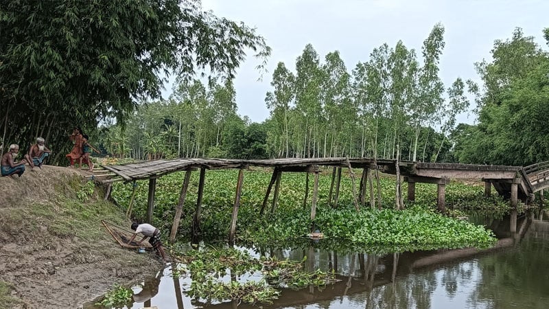সাঁকো বেয়ে উঠতে হয় ভাঙা সেতুতে