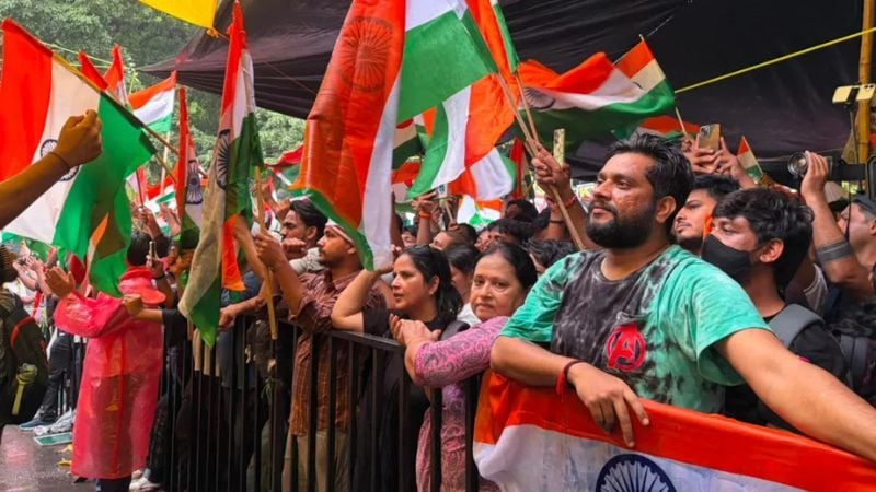 শিক্ষামন্ত্রীর পদত্যাগ দাবিতে ভারতের পার্লামেন্ট অভিমুখে ‘ককরোচ জনতা পার্টি’র মিছিল