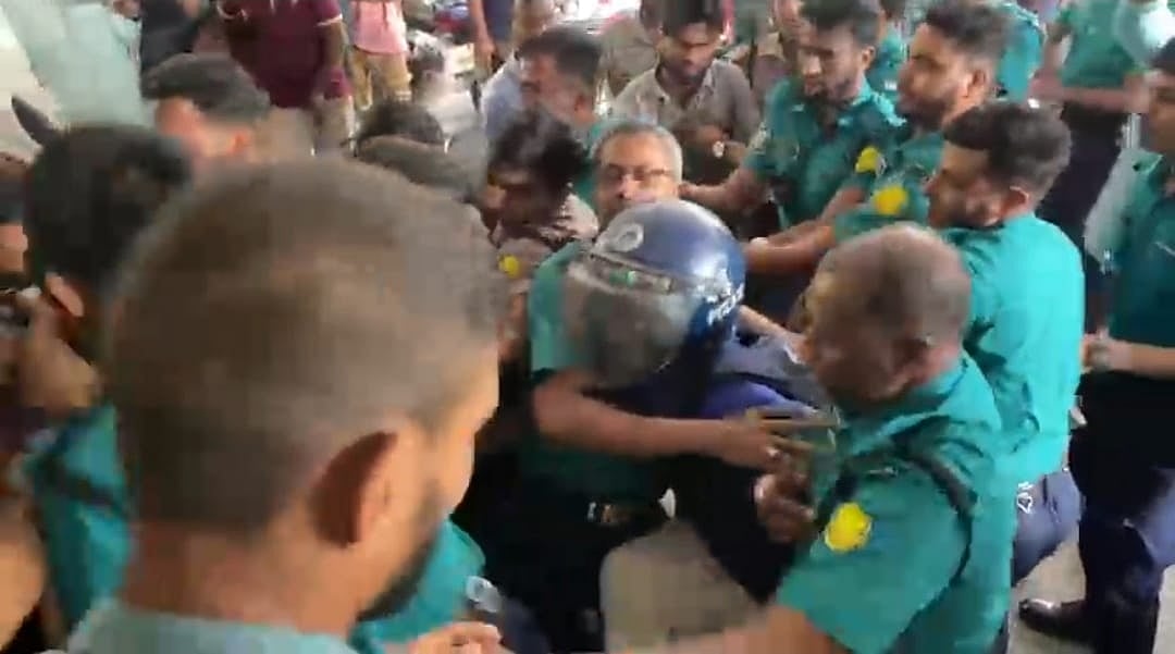 শিশু ধর্ষণচেষ্টা ও হত্যা মামলার আসামিকে আবার সিলেটের আদালত প্রাঙ্গণে মারধর