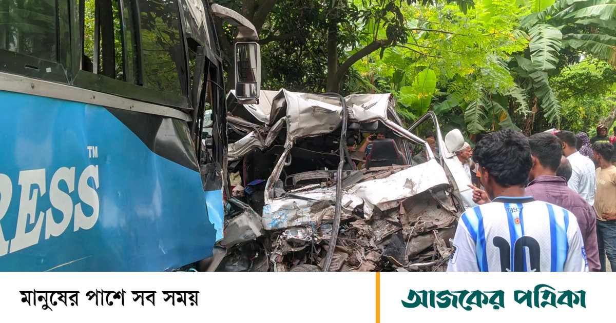 শিশুর লাশ নিয়ে ফিরছিলেন স্বজনেরা, পথে অ্যাম্বুলেন্স-বাস সংঘর্ষে নিহত ২