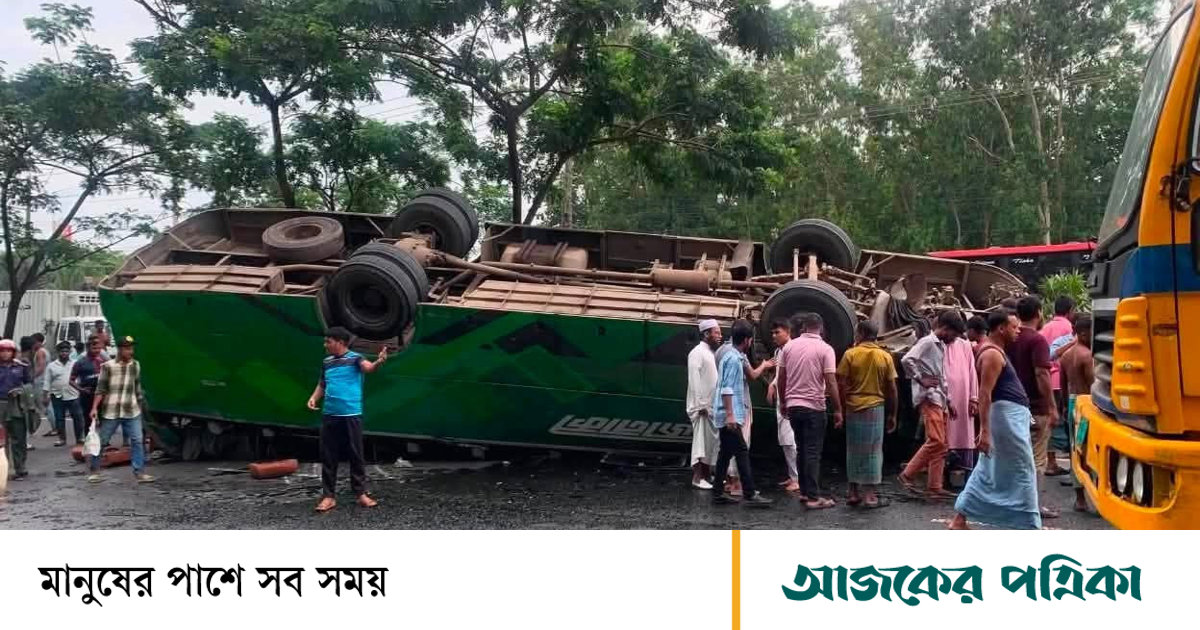 সীতাকুণ্ডে যাত্রীবাহী বাস উল্টে নিহত ১, আহত ৬