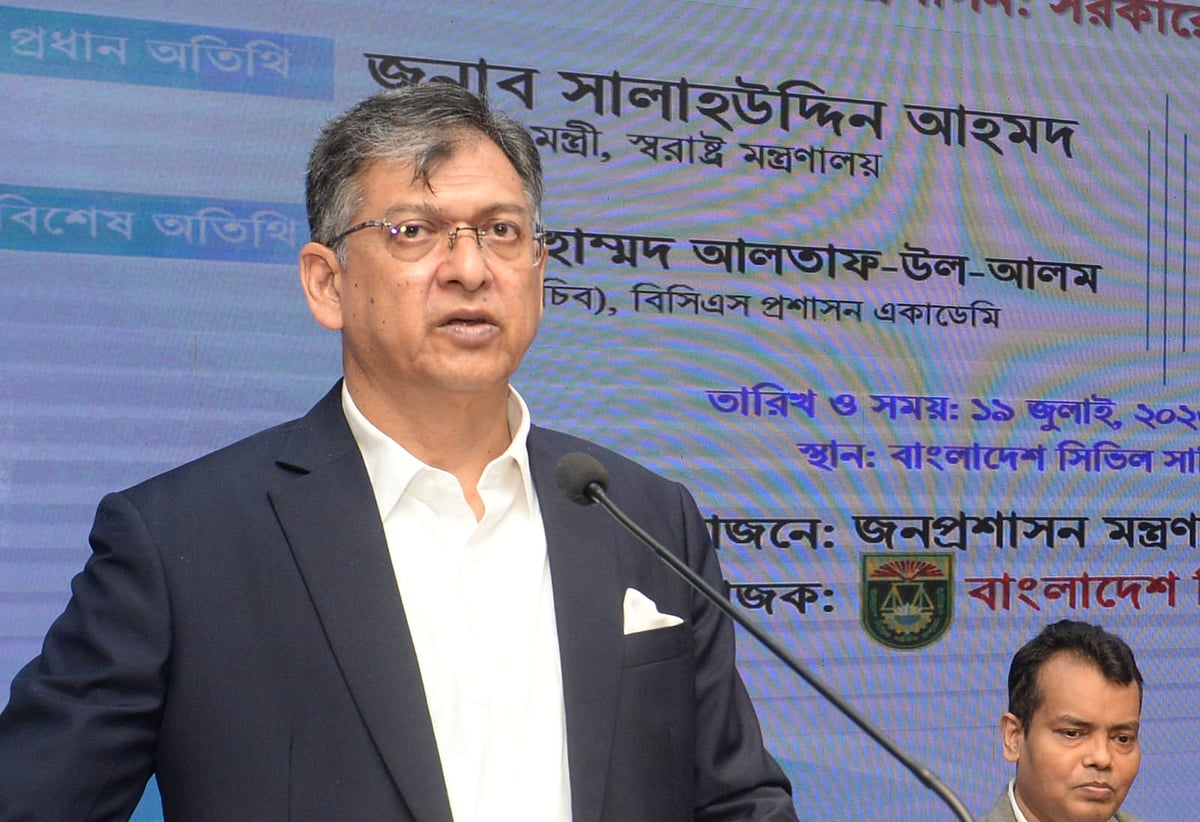 সরকারি কর্মকর্তাদের রাজনৈতিক পক্ষপাতমুক্ত থেকে দায়িত্ব পালনের আহ্বান