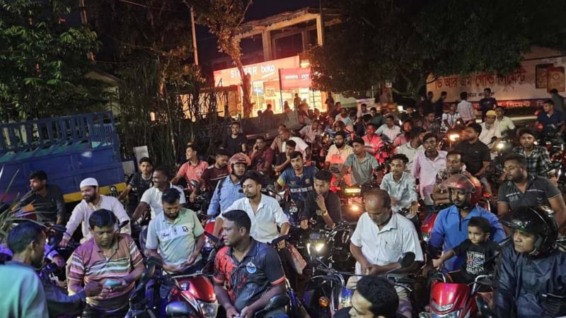 তেল সংকটের গুঞ্জনে বাগমারার ফিলিং স্টেশনগুলোতে উপচে পড়া ভিড়